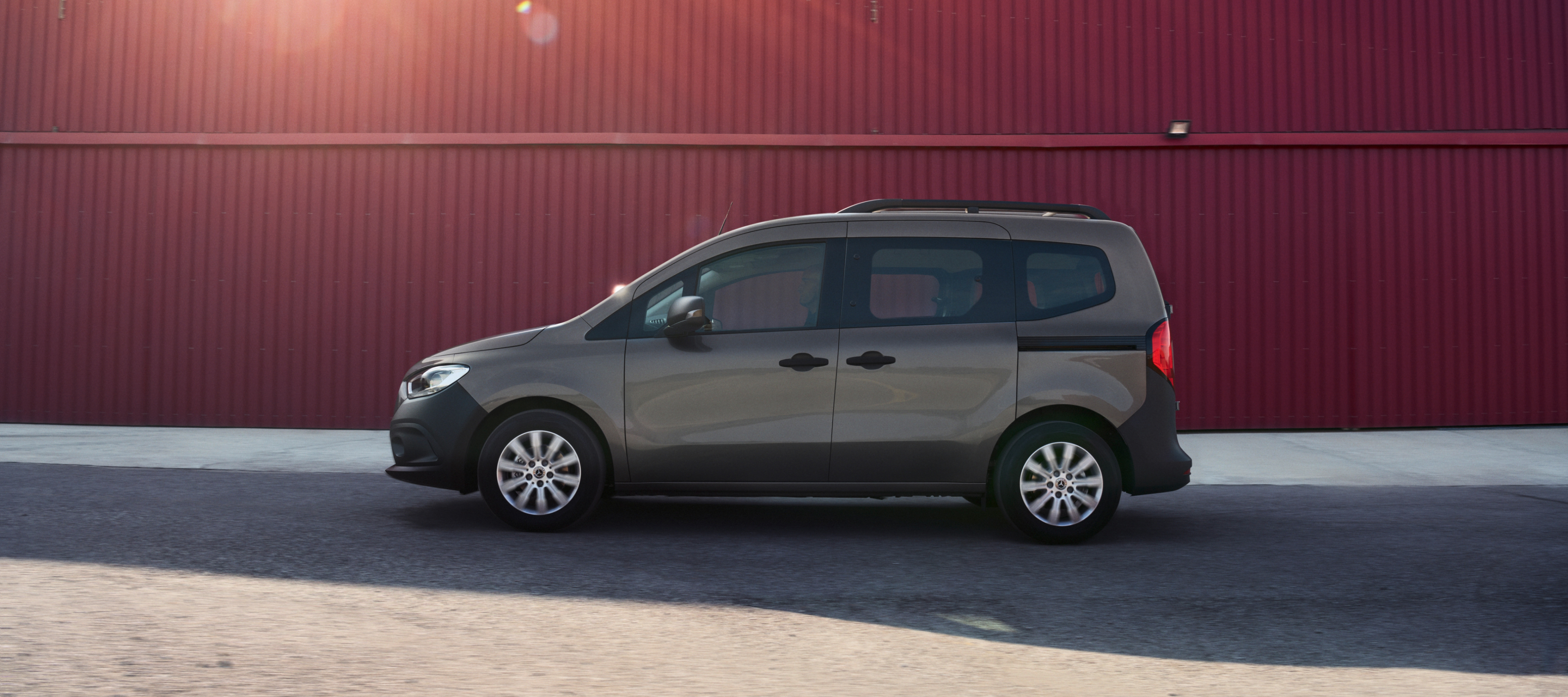 Modellöversikt | Citan Tourer | Mercedes-Benz Transportbilar Mercedes-Benz Citan Tourer från sudab vid röd lagerbyggnad