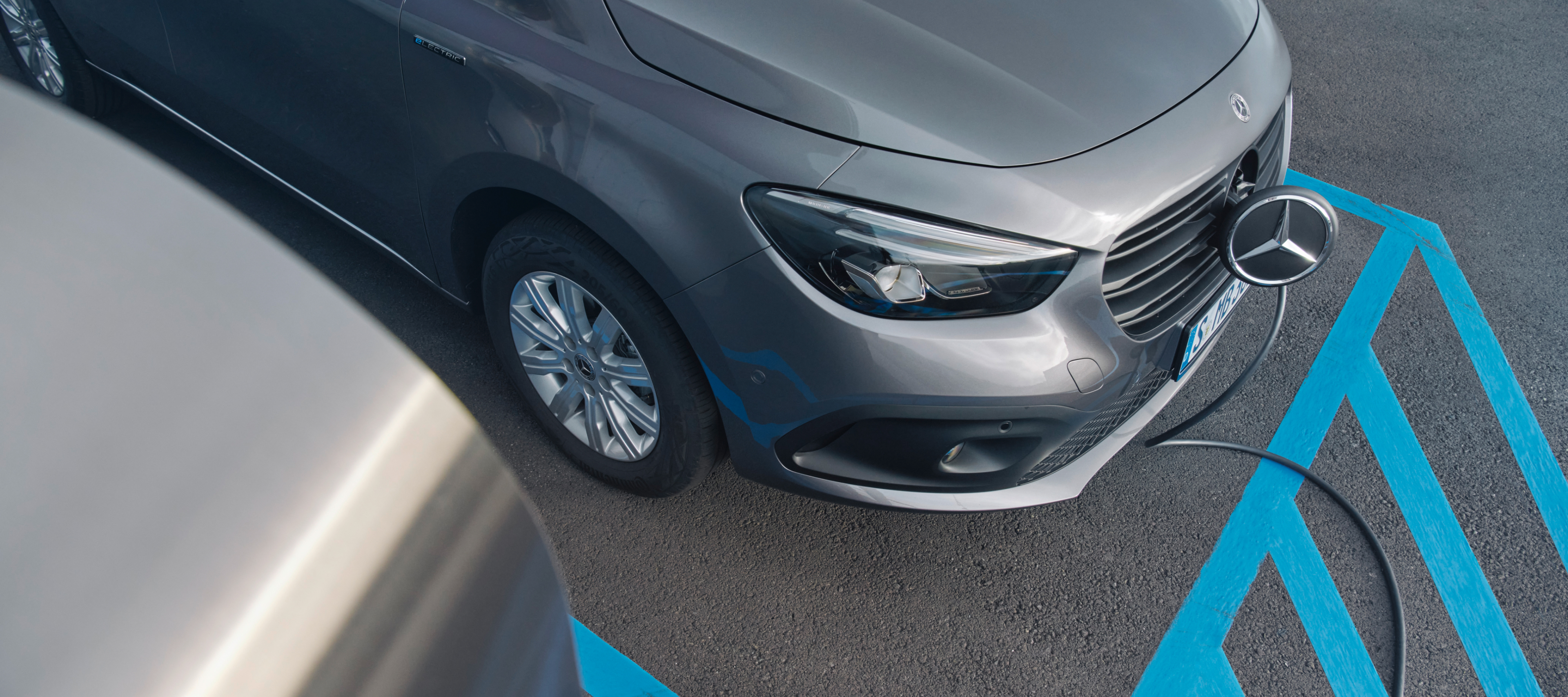 Modellöversikt | eCitan Tourer | Mercedes-Benz Transportbilar Laddkabel anslutet till Mercedes-Benz eCitan Tourer