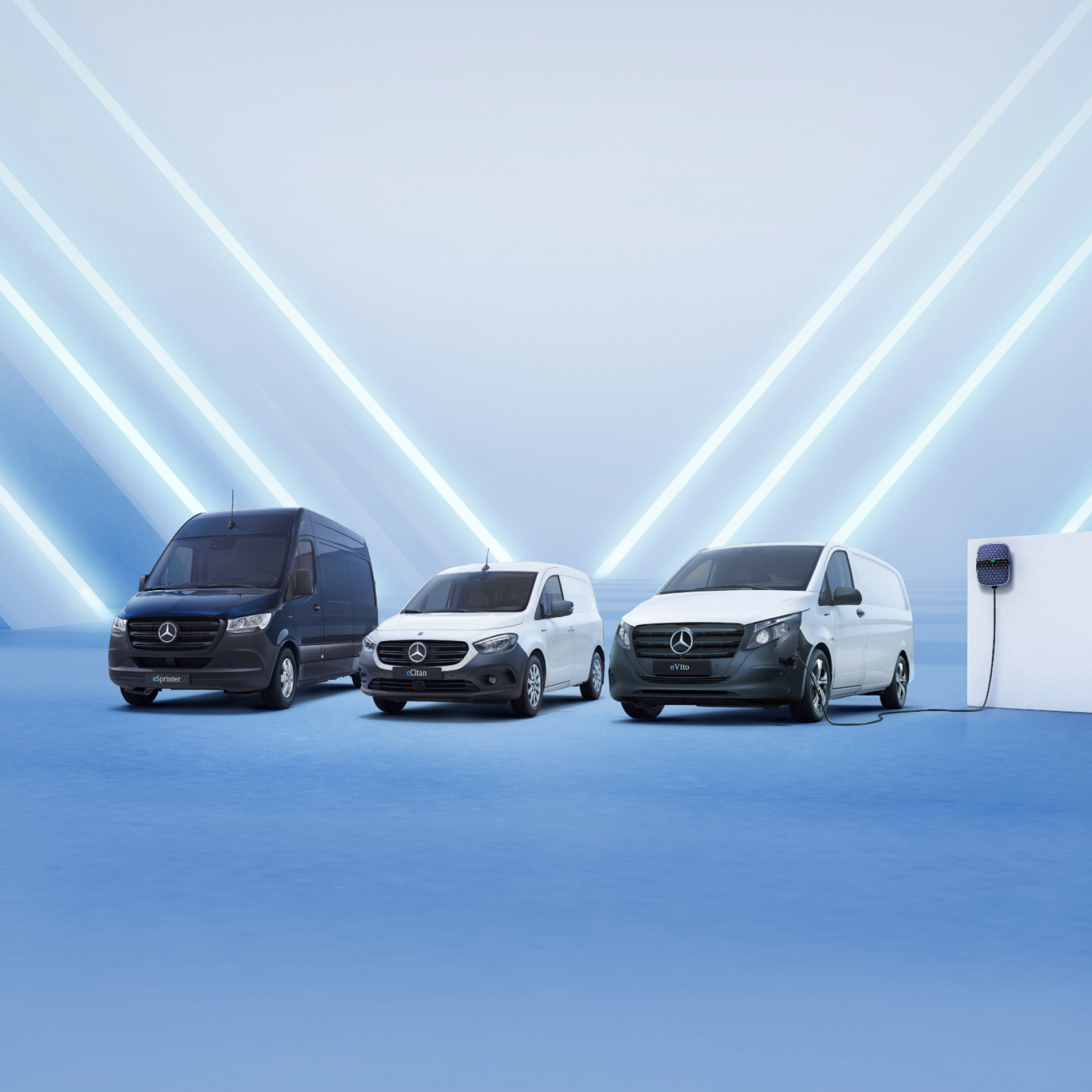 Elmobilitet | eSprinter, eVito och eCitan | Mercedes-Benz Transportbilar eSprinter, eCitan och eVito på rad – eVito laddas vid Mercedes-Benz wallbox