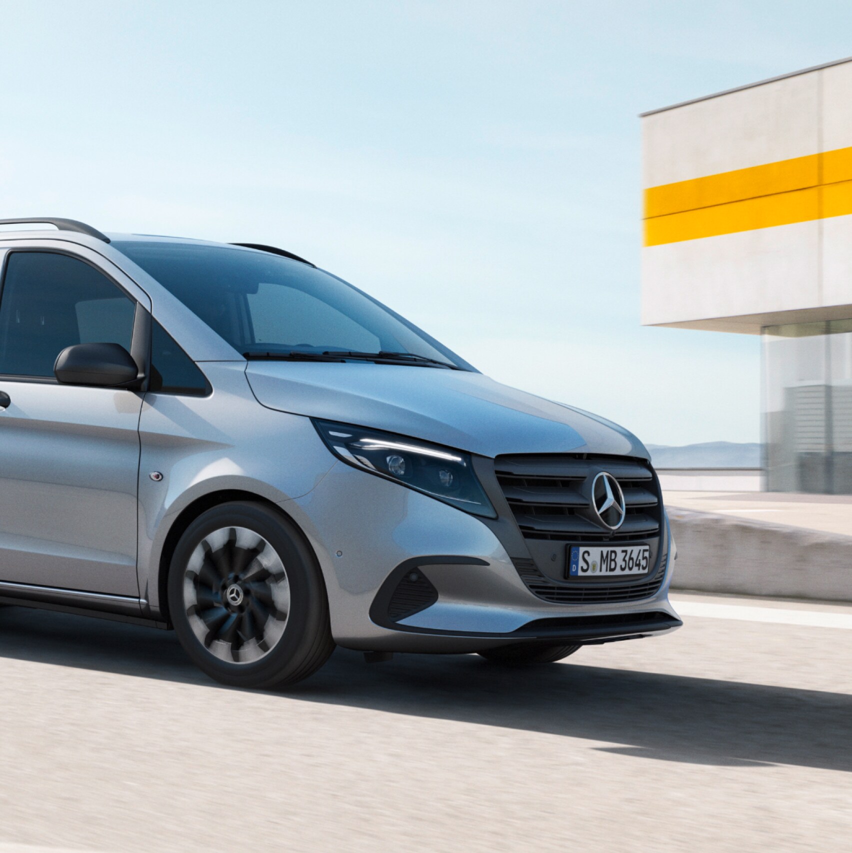 Mercedes-Benz Vito Mixto på taket på ett parkeringshus med flera våningar