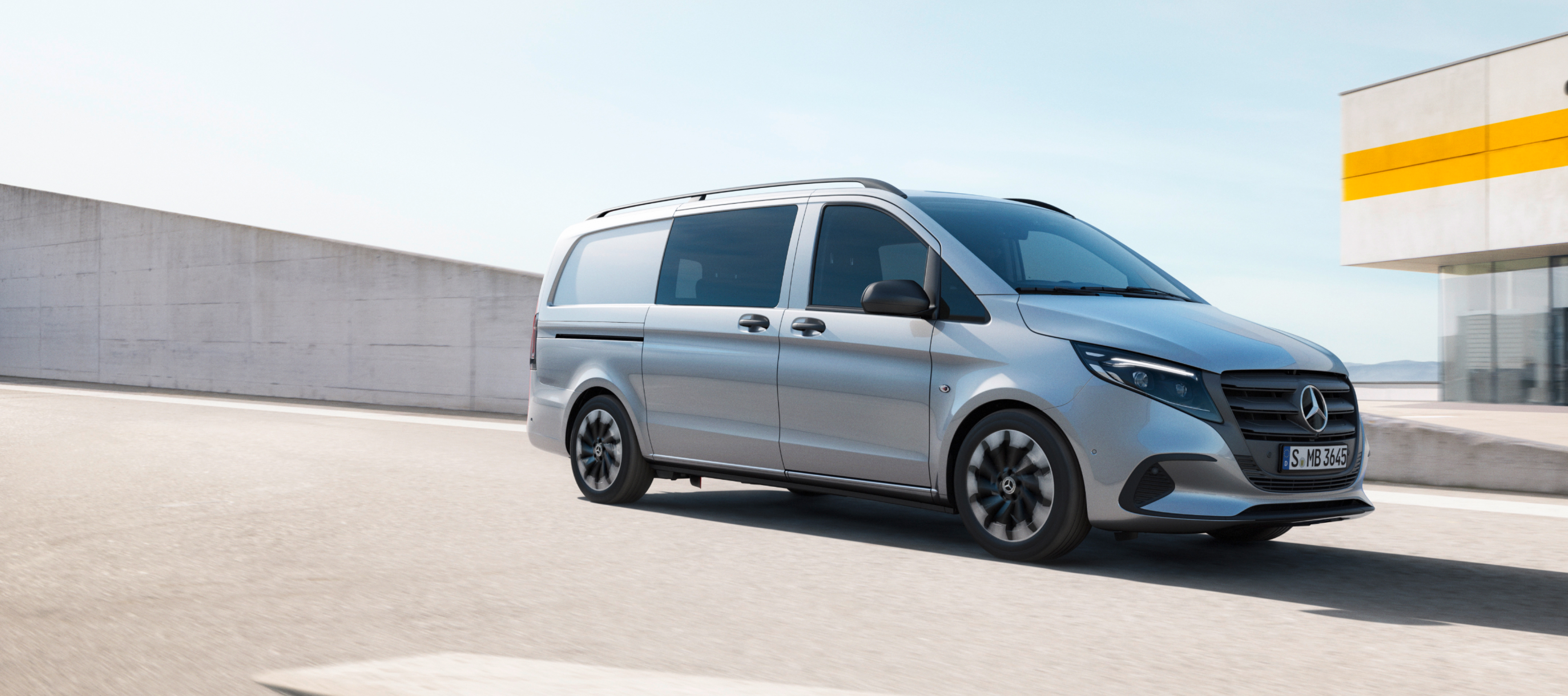 Modellöversikt | Vito Mixto | Mercedes-Benz Transportbilar Mercedes-Benz Vito Mixto på taket på ett parkeringshus med flera våningar