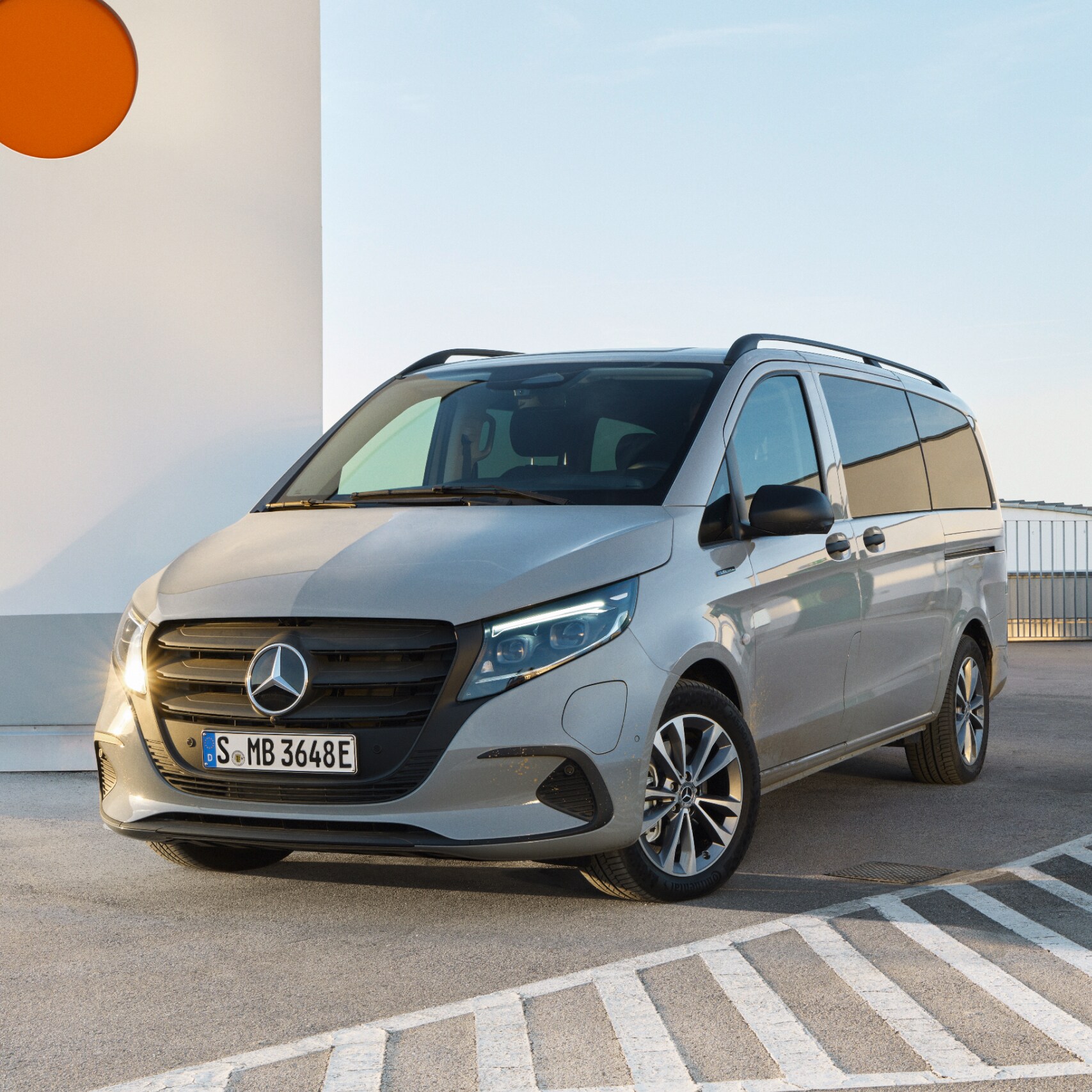 Mercedes-Benz eVito Tourer på taket på ett parkeringshus med flera våningar