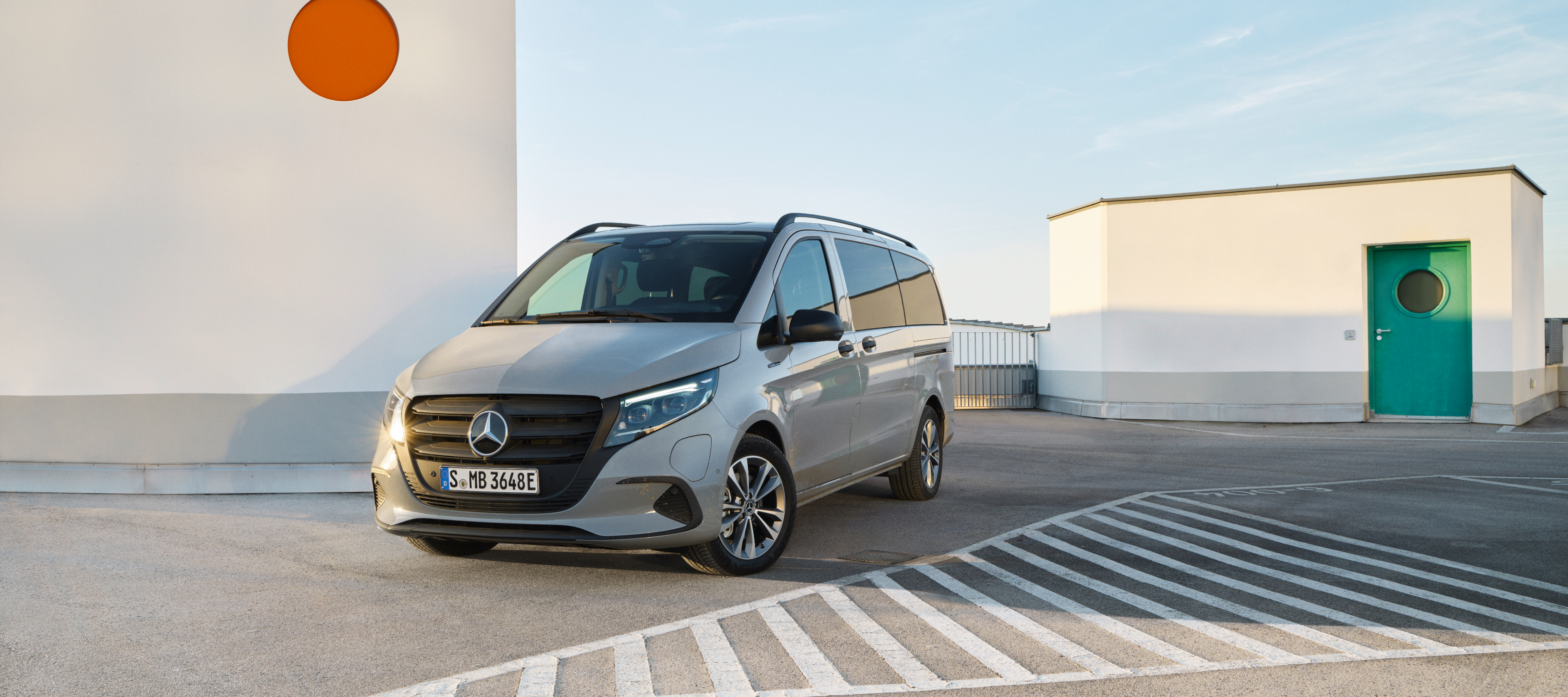 Modellöversikt | eVito Tourer | Mercedes-Benz Transportbilar Mercedes-Benz eVito Tourer på taket på ett parkeringshus med flera våningar