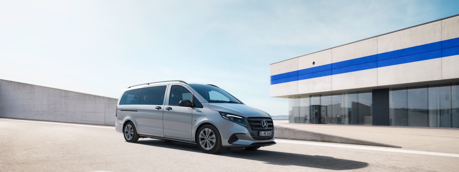 eVito Tourer | Tourer minibussar och MPV | Mercedes-Benz Transportbilar eVito Tourer på taket till ett parkeringshus med flera våningar