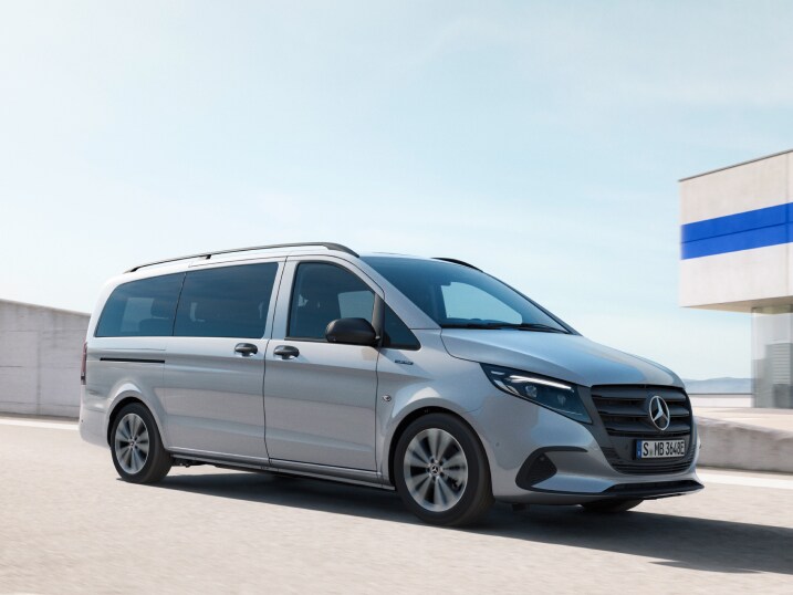 eVito Tourer på taket till ett parkeringshus med flera våningar