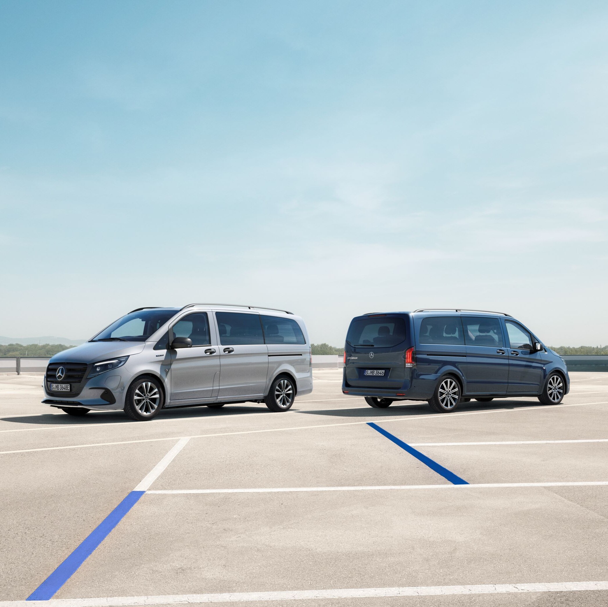 eVito och Vito Tourer på en parkeringsplats på taket av en byggnad