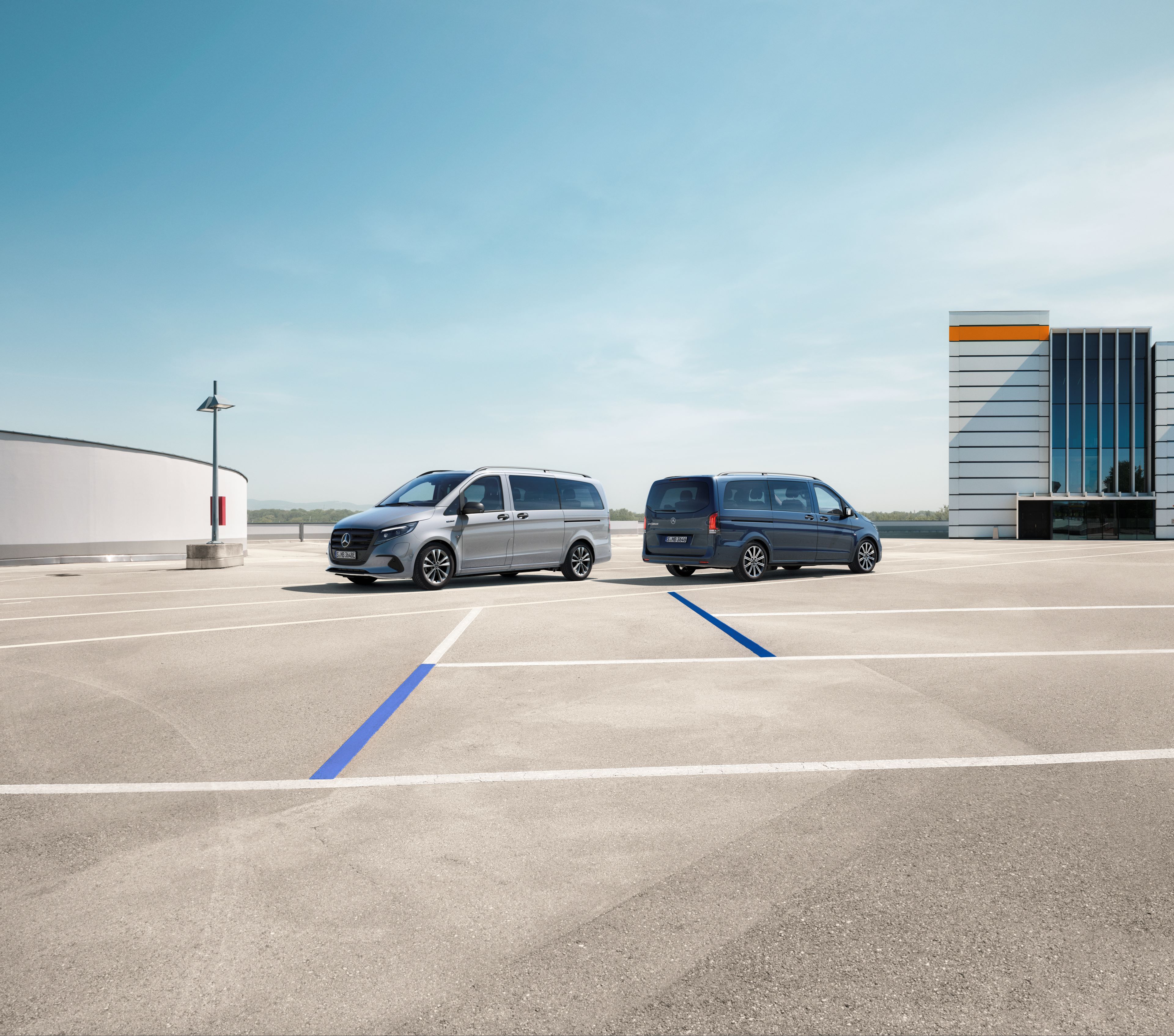 Tourer minibussar och MPV | Mercedes-Benz Transportbilar eVito och Vito Tourer på en parkeringsplats på taket av en byggnad