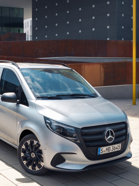 Mercedes-Benz Vito Mixto parkerad framför en byggnad