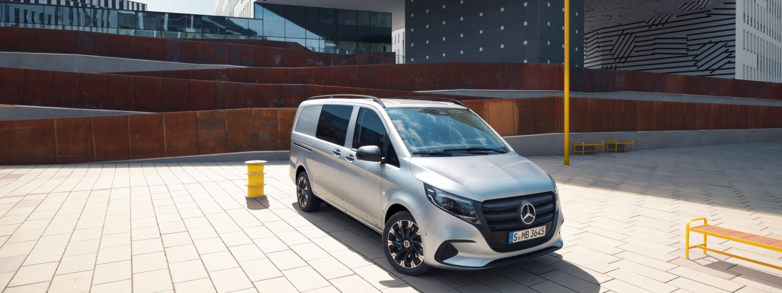 Vito Mixto | Tourer minibussar och MPV | Mercedes-Benz Transportbilar Mercedes-Benz Vito Mixto parkerad framför en byggnad