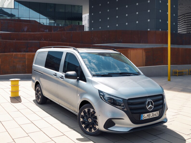 Mercedes-Benz Vito Mixto parkerad framför en byggnad