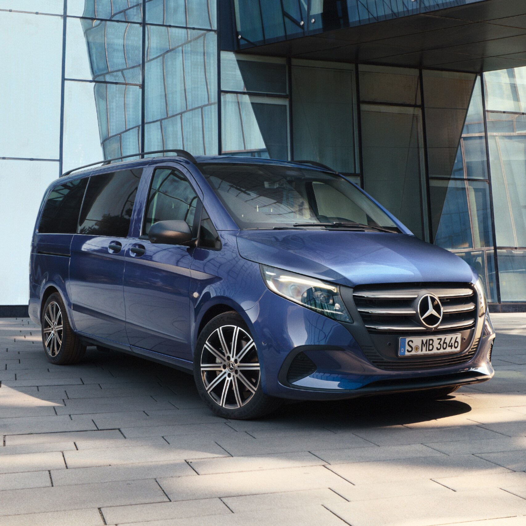 Mercedes-Benz Vito Tourer framför en kontorsbyggnad