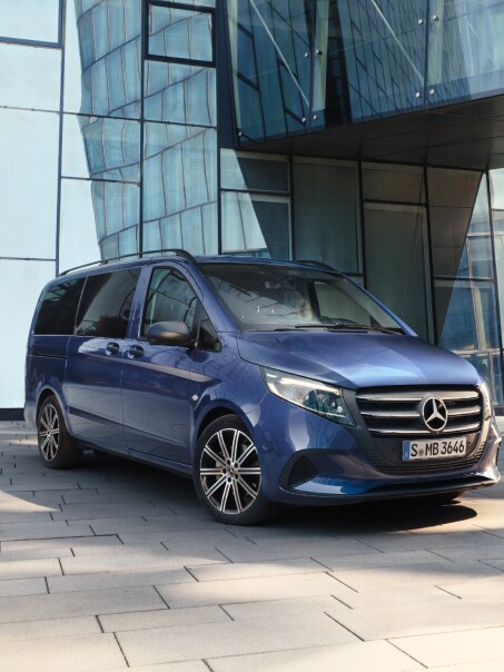 Mercedes-Benz Vito Tourer framför en kontorsbyggnad