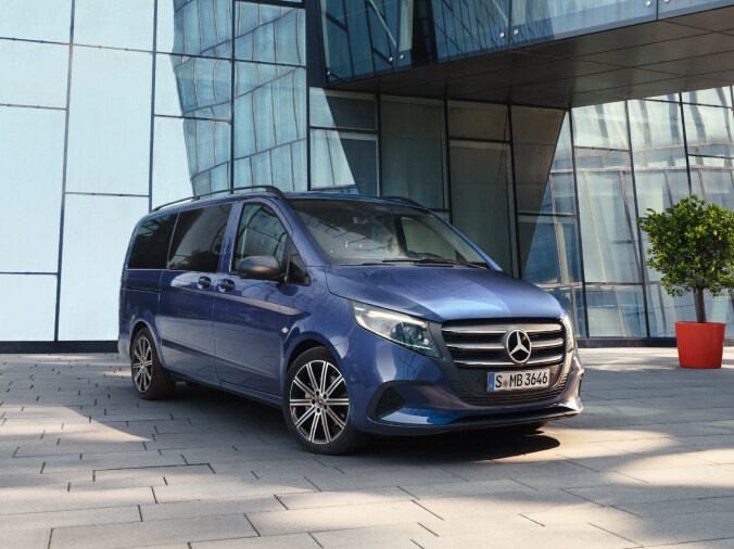 Mercedes-Benz Vito Tourer framför en kontorsbyggnad