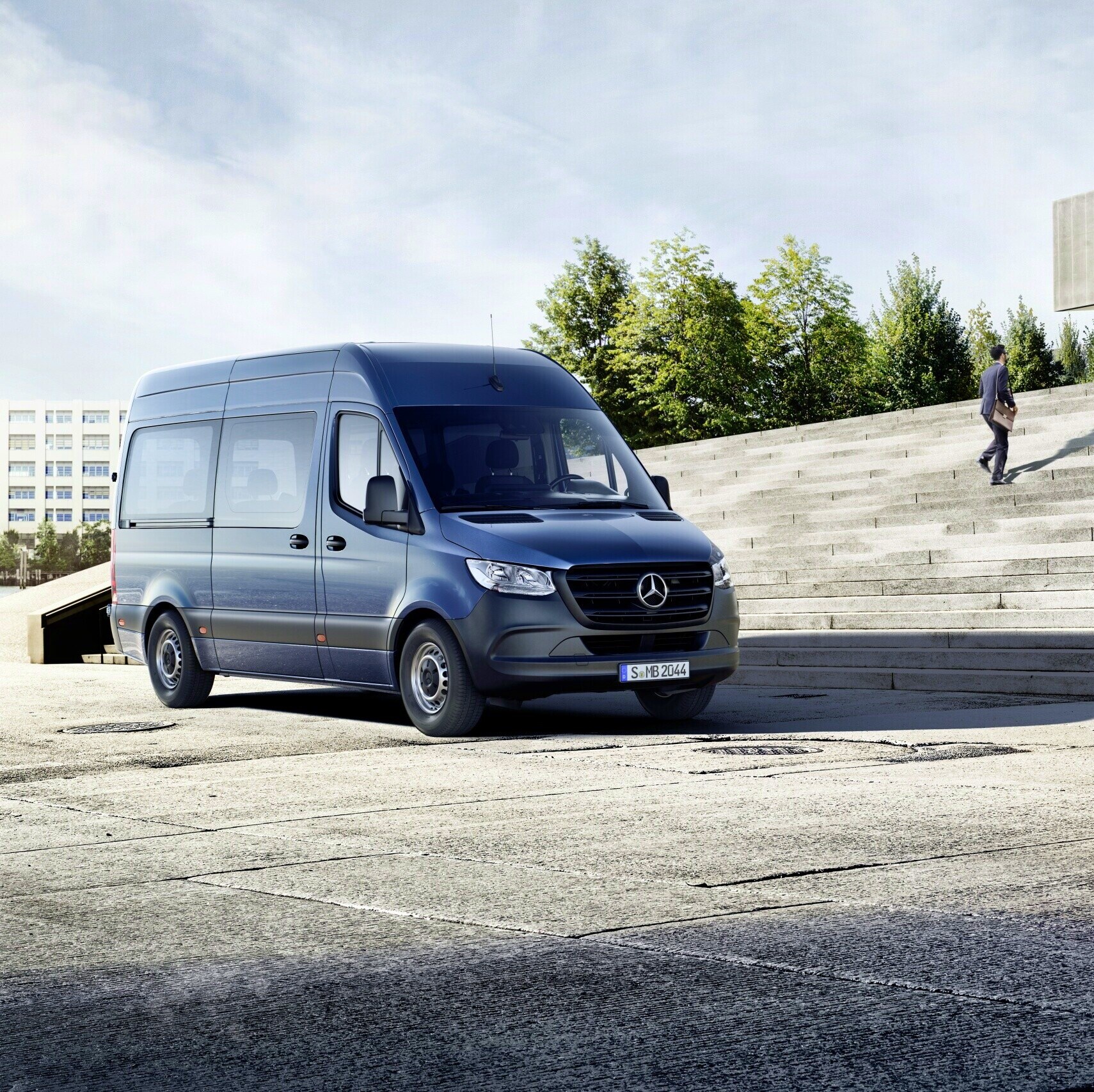 Mercedes-Benz Sprinter Tourer framför en byggnad