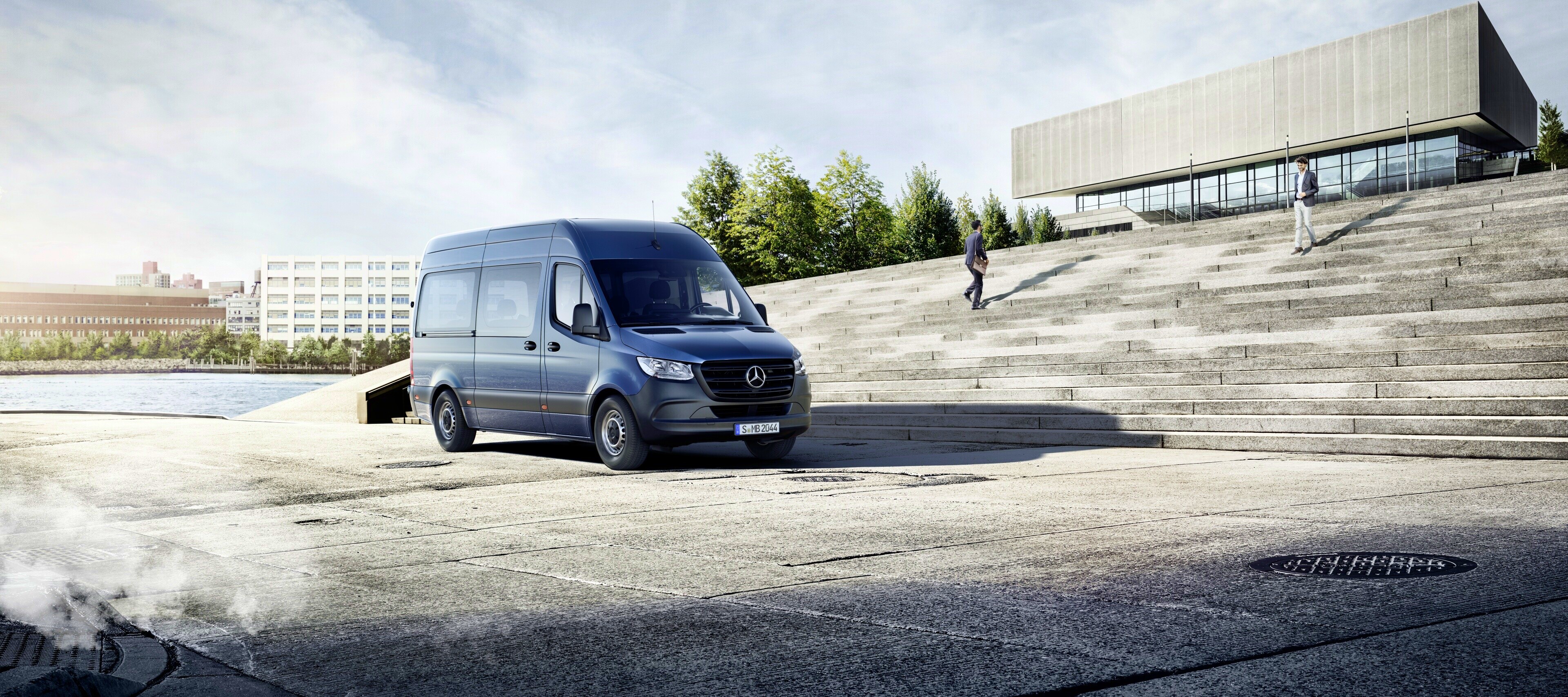 Modellöversikt | Sprinter Tourer | Mercedes-Benz Transportbilar Mercedes-Benz Sprinter Tourer framför en byggnad