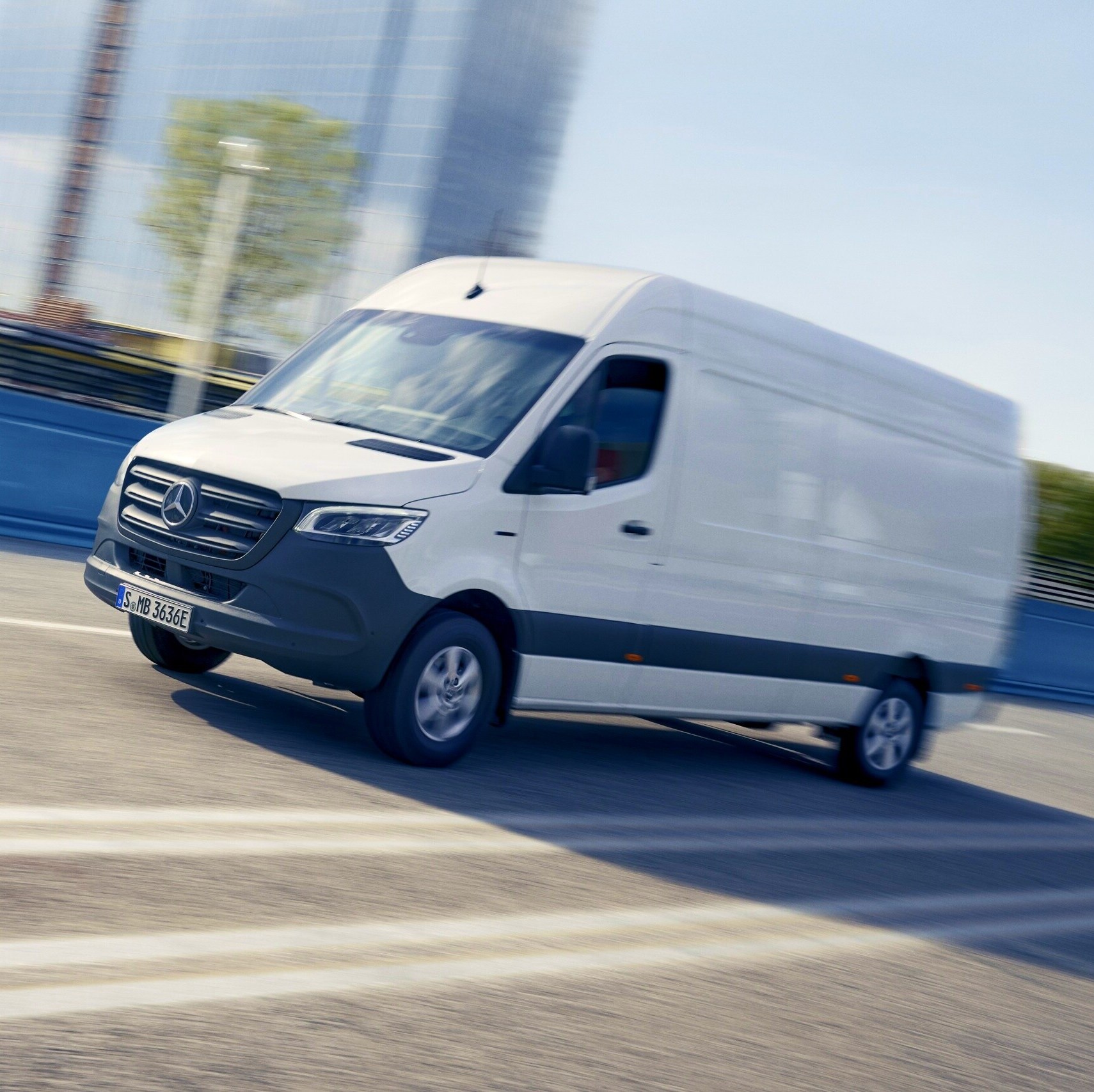 Vit eSprinter Skåpbil kör på motorvägen.