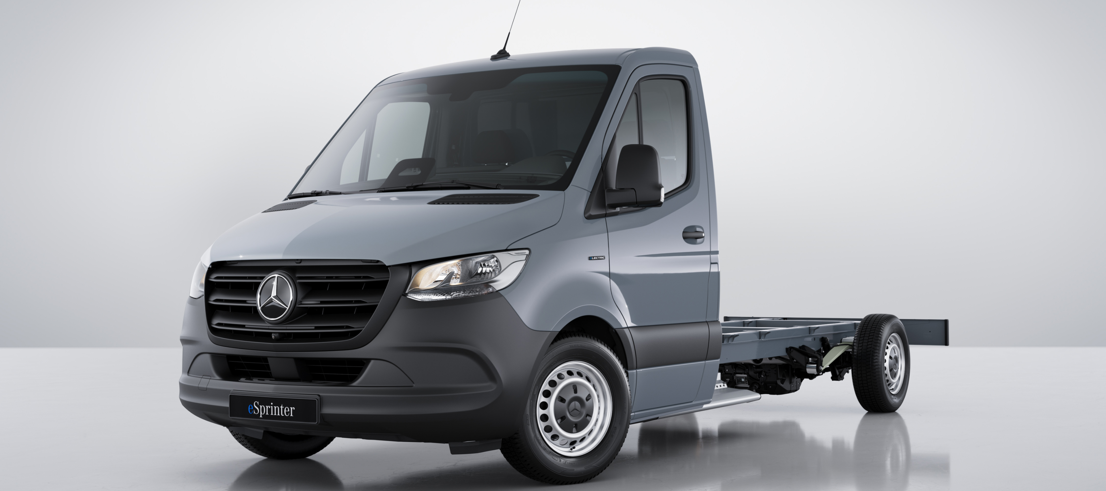 eSprinter Chassi | Transportbilar | Mercedes-Benz Mercedes-Benz eSprinter Chassi sedd snett framifrån.