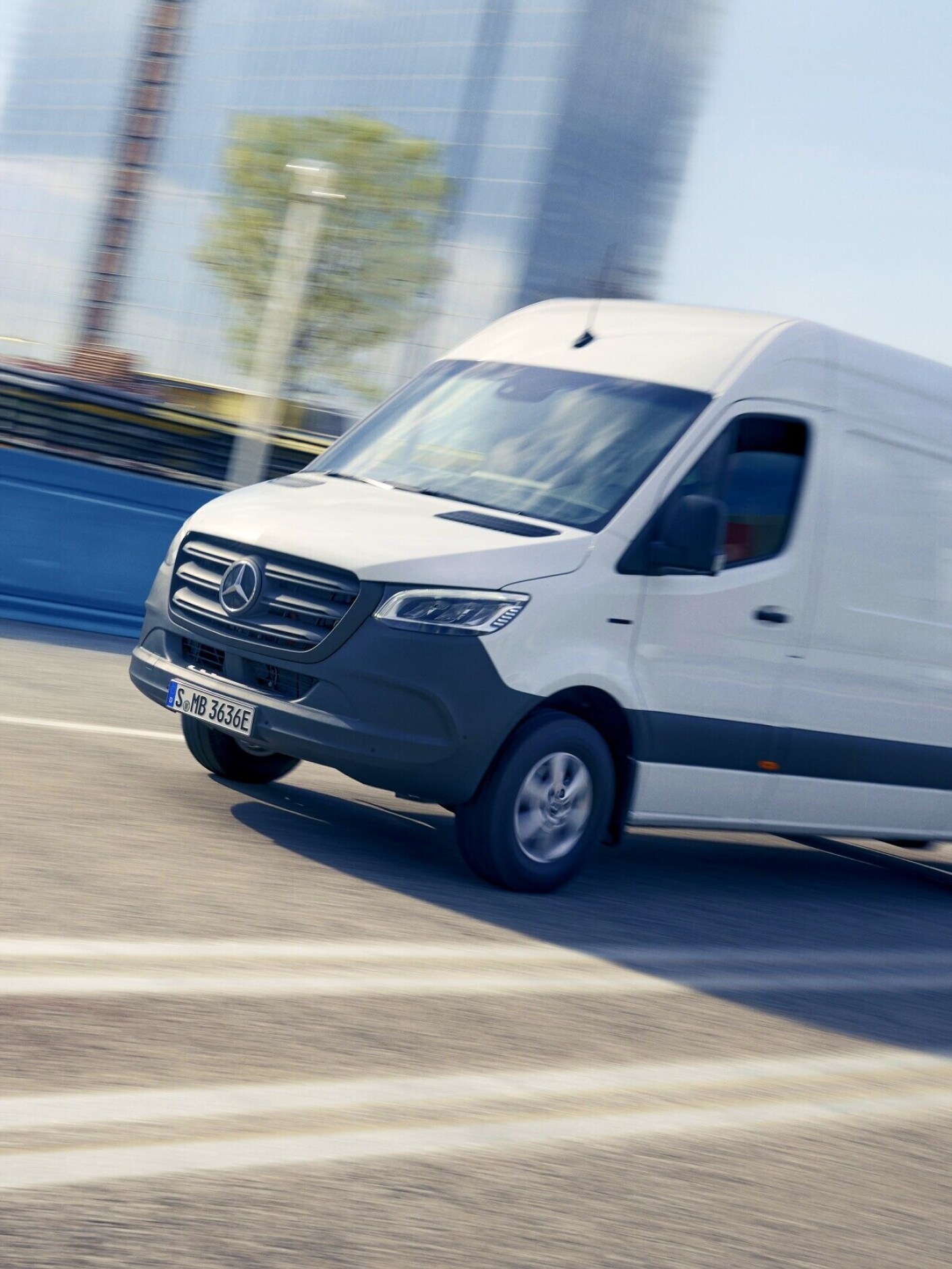 Mercedes-Benz eSprinter Skåpbil kör genom stadsmiljö