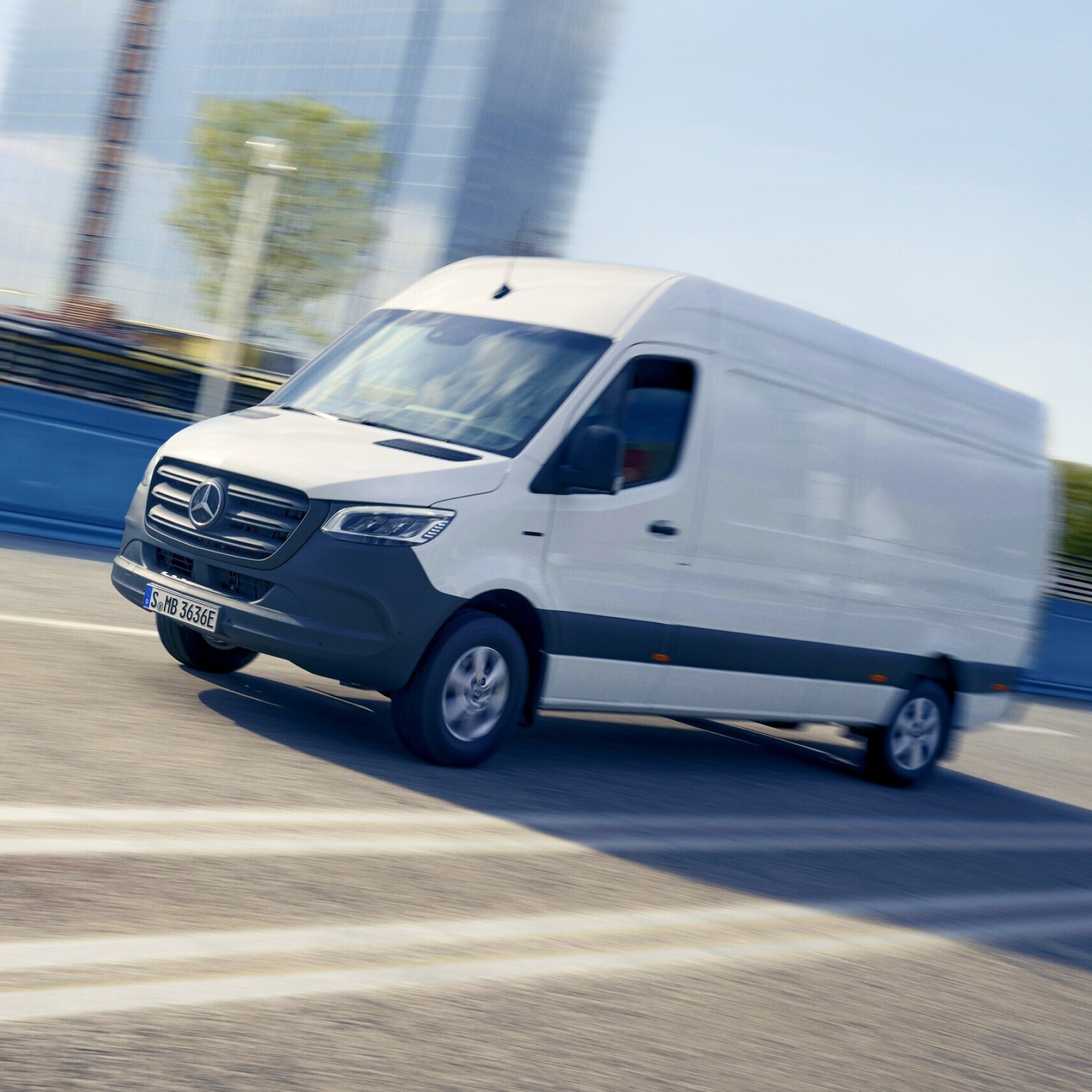 Elmobilitet | eSprinter Skåpbil | Mercedes-Benz Transportbilar Mercedes-Benz eSprinter Skåpbil kör genom stadsmiljö
