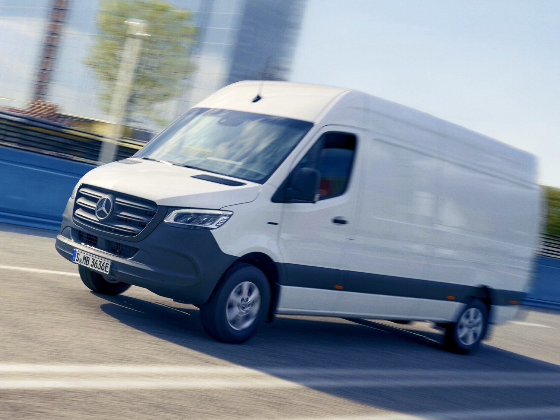 Mercedes-Benz eSprinter Skåpbil kör genom stadsmiljö