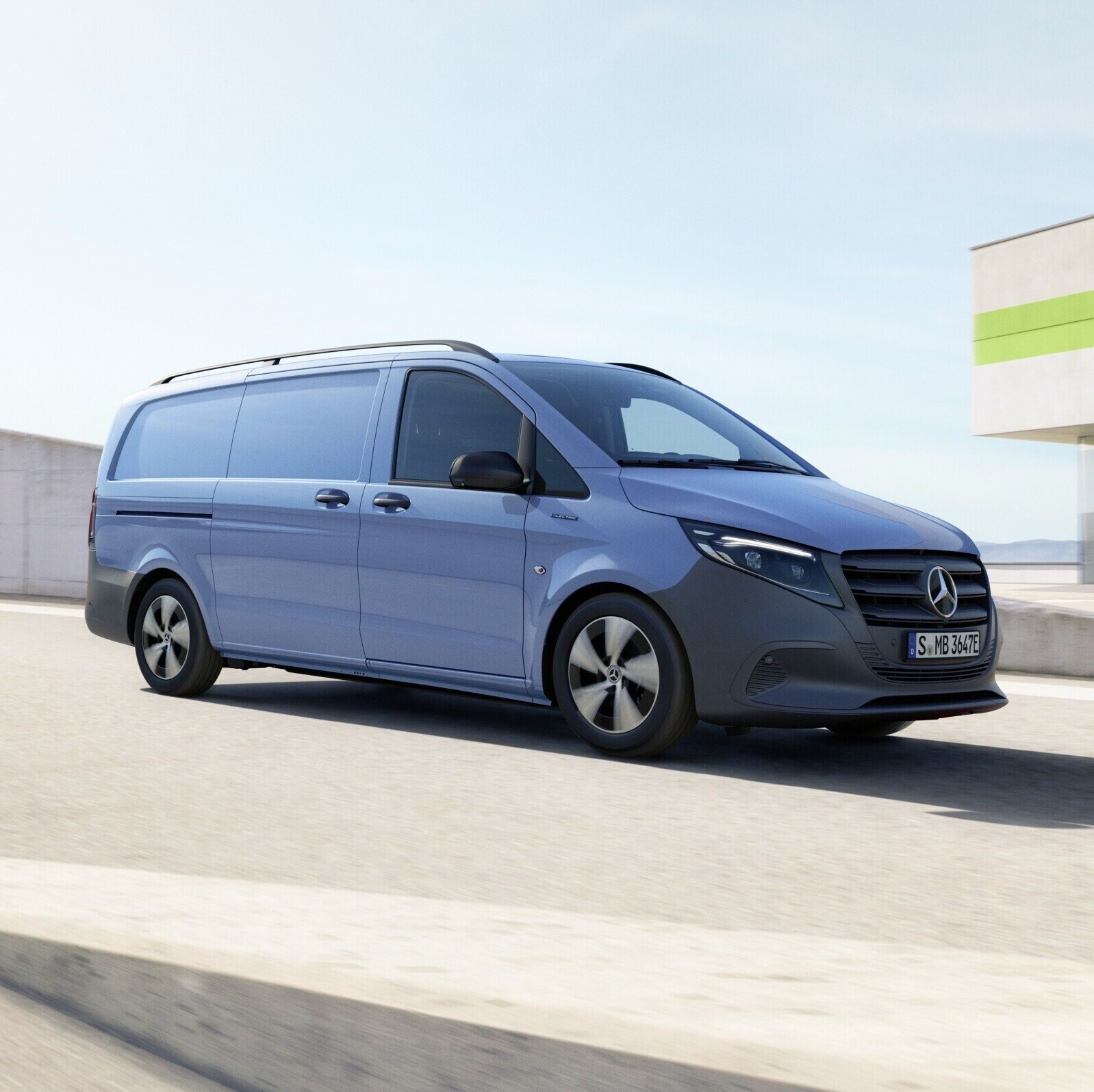 eVito Skåpbil kör ner från parkeringsplatsen på toppen av en byggnad.