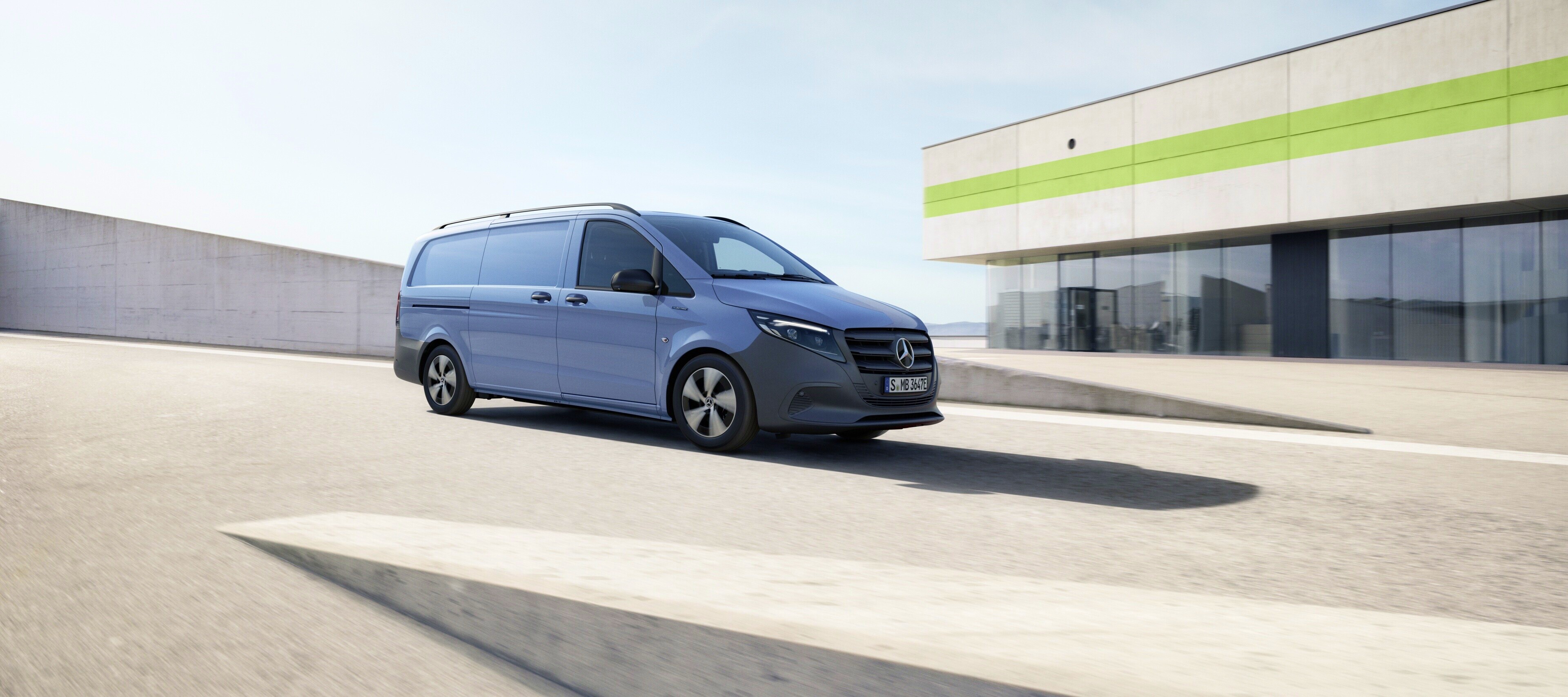 eVito Skåpbil | Transportbilar | Mercedes-Benz eVito Skåpbil kör ner från parkeringsplatsen på toppen av en byggnad.