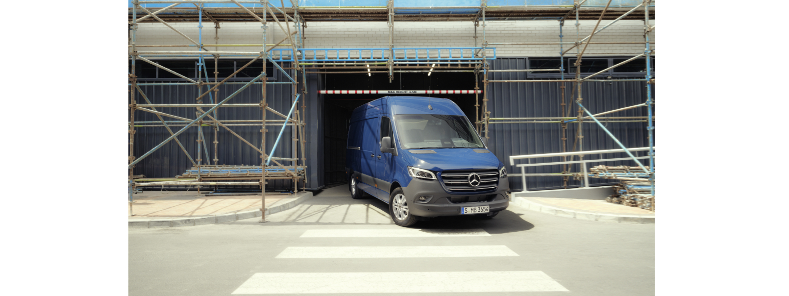 Sprinter Skåpbil | Skåpbiler | Mercedes-Benz Transportbilar Blå Mercedes-Benz Sprinter skåpbil kör ut från byggarbetsplats