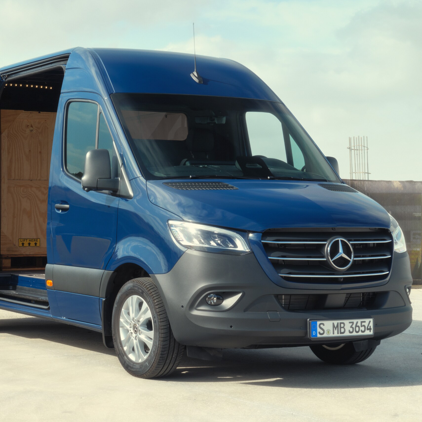 Mercedes-Benz Sprinter Skåpbil parkerad på en byggarbetsplats.