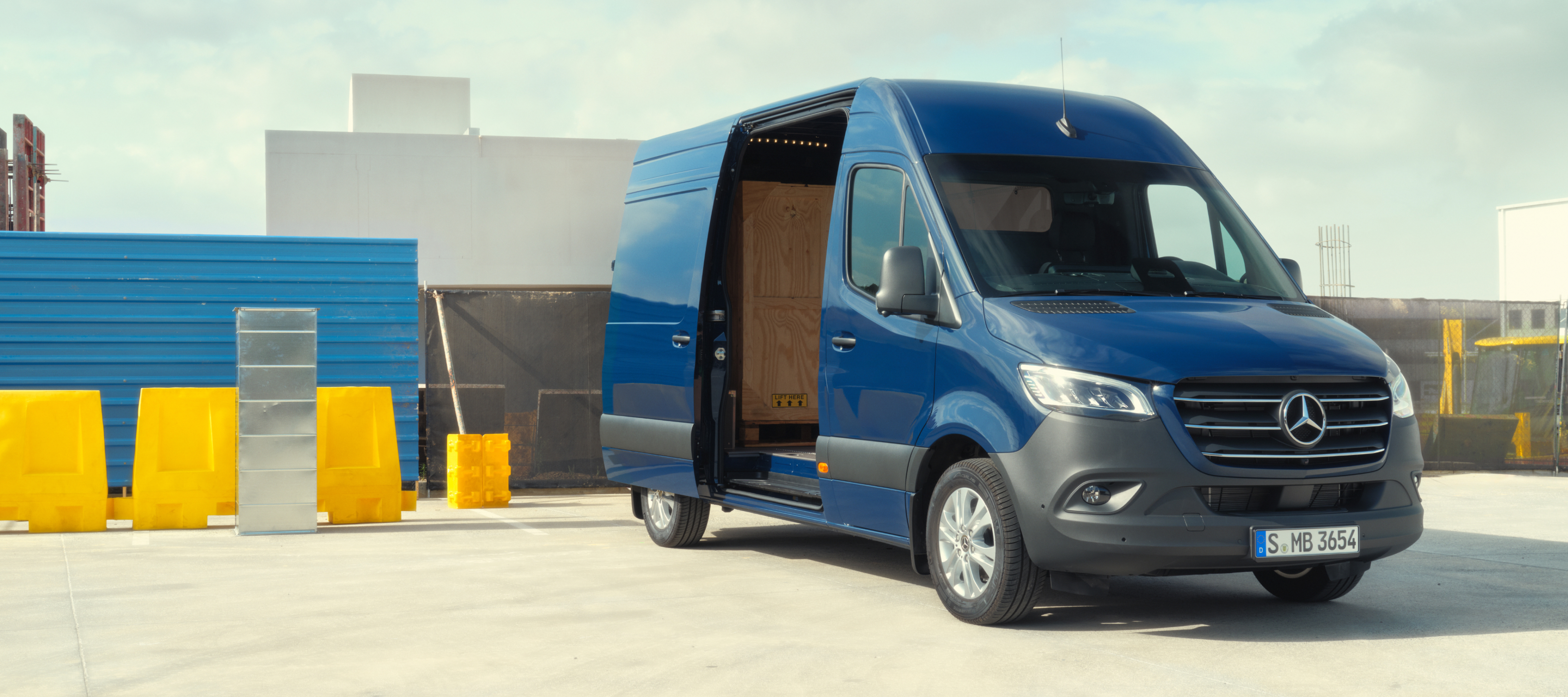 Sprinter Skåpbil | Transportbilar | Mercedes-Benz Mercedes-Benz Sprinter Skåpbil parkerad på en byggarbetsplats.