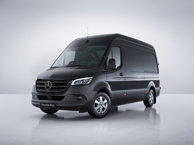 Mercedes-Benz Sprinter Skåpbil sedd snett framifrån