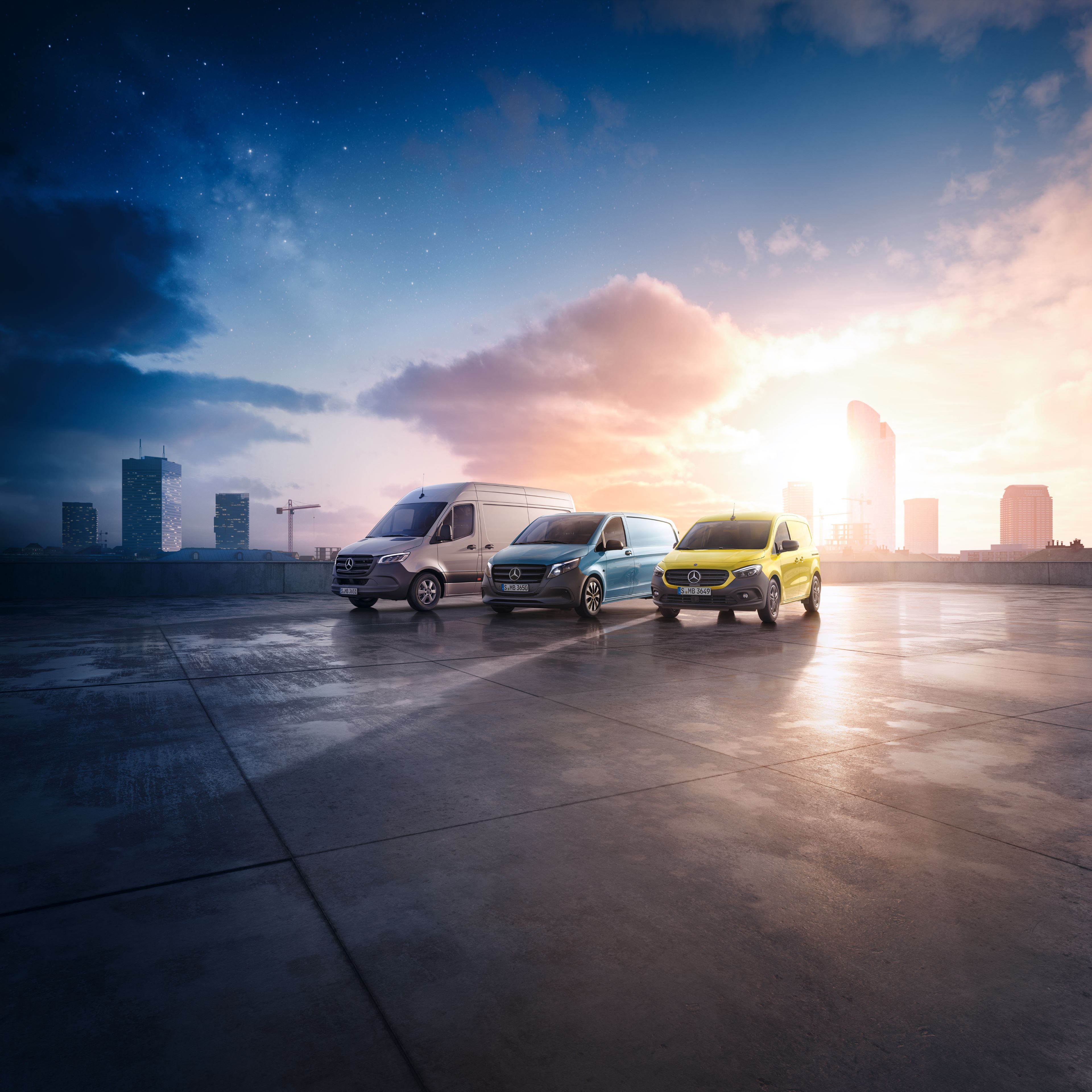 Skåpbiler | Mercedes-Benz Transportbilar Tre Mercedes-Benz skåpbilar parkerade på tak med stadsvy i bakgrunden
