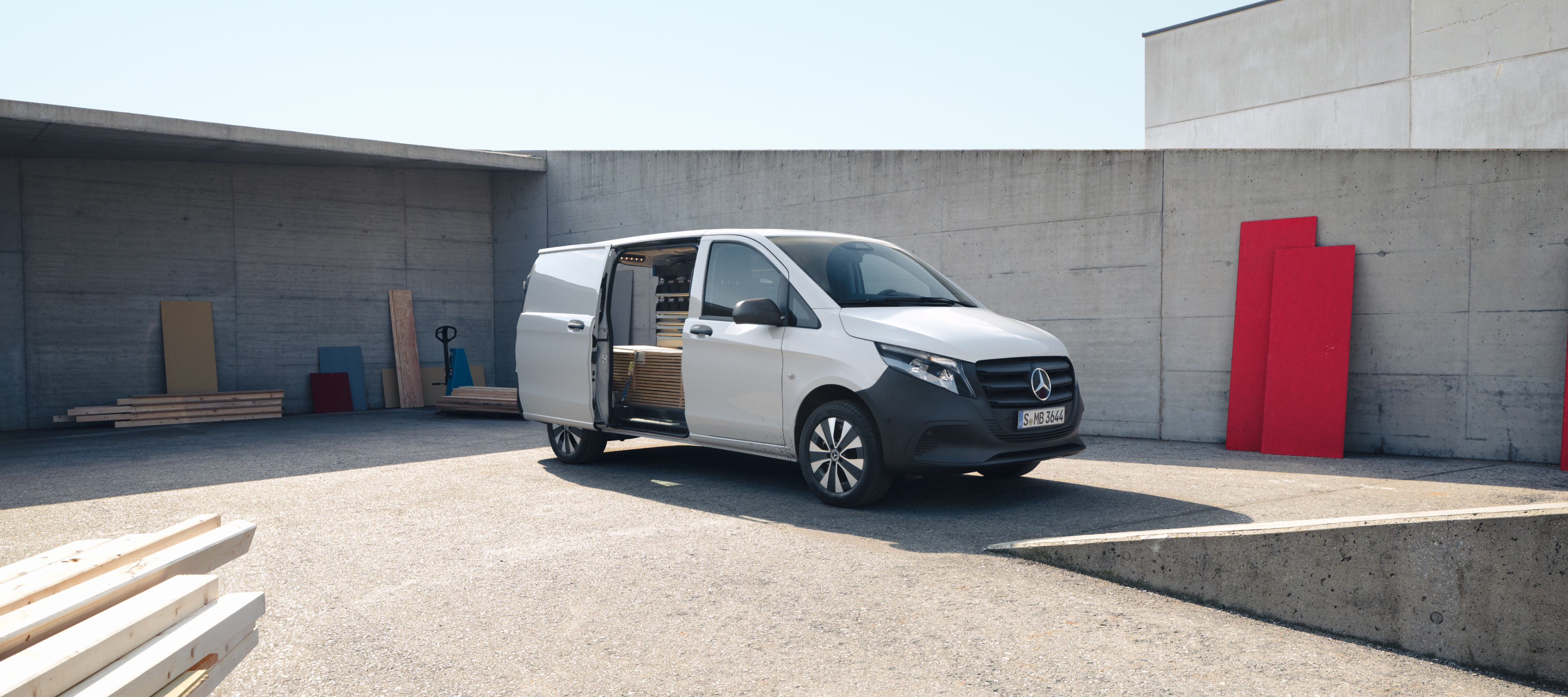 Vito Skåpbil | Transportbilar | Mercedes-Benz Vito Skåpbil med öppen sikt in i lastutrymmet.