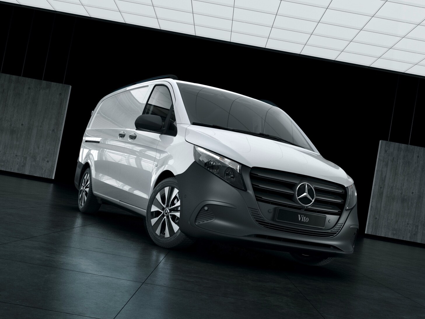 Mercedes-Benz Vito Skåpbil står i en lagerlokal omgiven av betongväggar