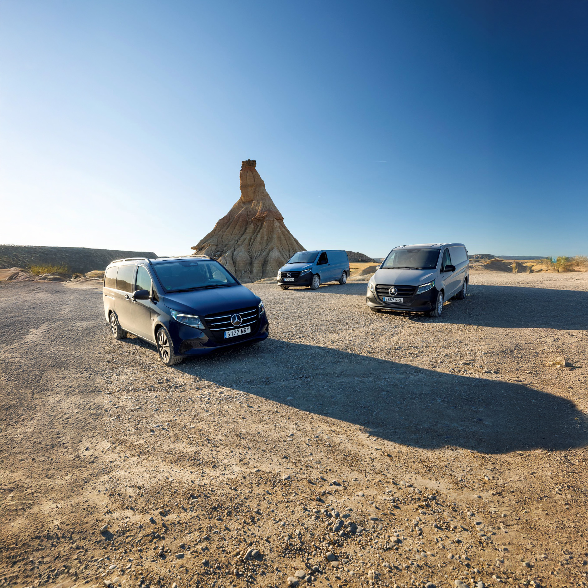 Vito | Mercedes-Benz Transportbilar Tre olika Mercedes-Benz Vito-modeller parkerade i öknen