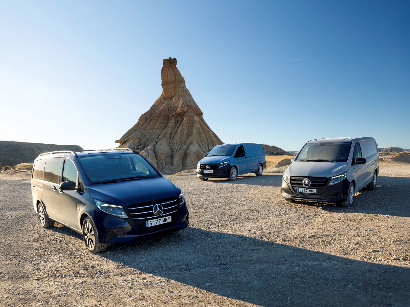 Tre olika Mercedes-Benz Vito-modeller parkerade i öknen