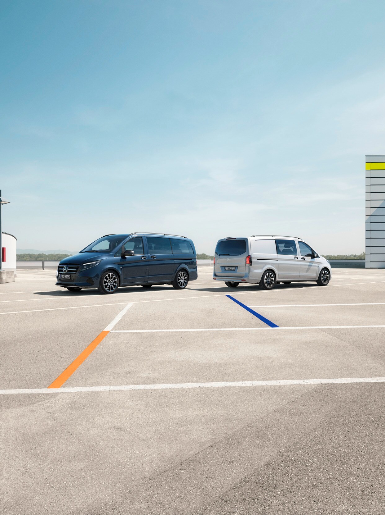 Vito Tourer och Vito Mixto står på en parkeringsplats