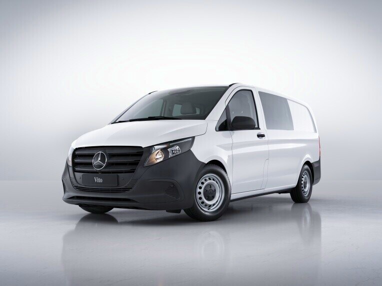 Vit Mercedes-Benz Vito Grundchassi sedd snett framifrån