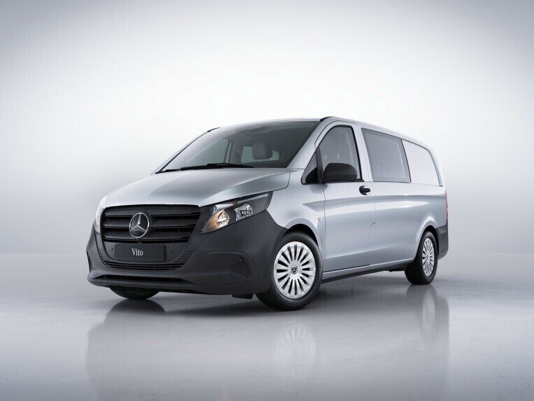 Silverfärgad Mercedes-Benz Vito Grundchassi Plus sedd snett framifrån