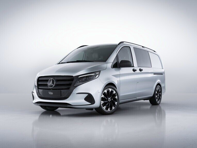 Silverfärgad Mercedes-Benz Vito Sportschassi sedd snett framifrån