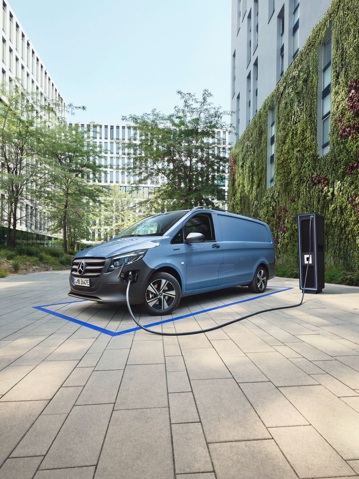 eVito Skåpbil står på en parkeringsplats bredvid en laddningsstation