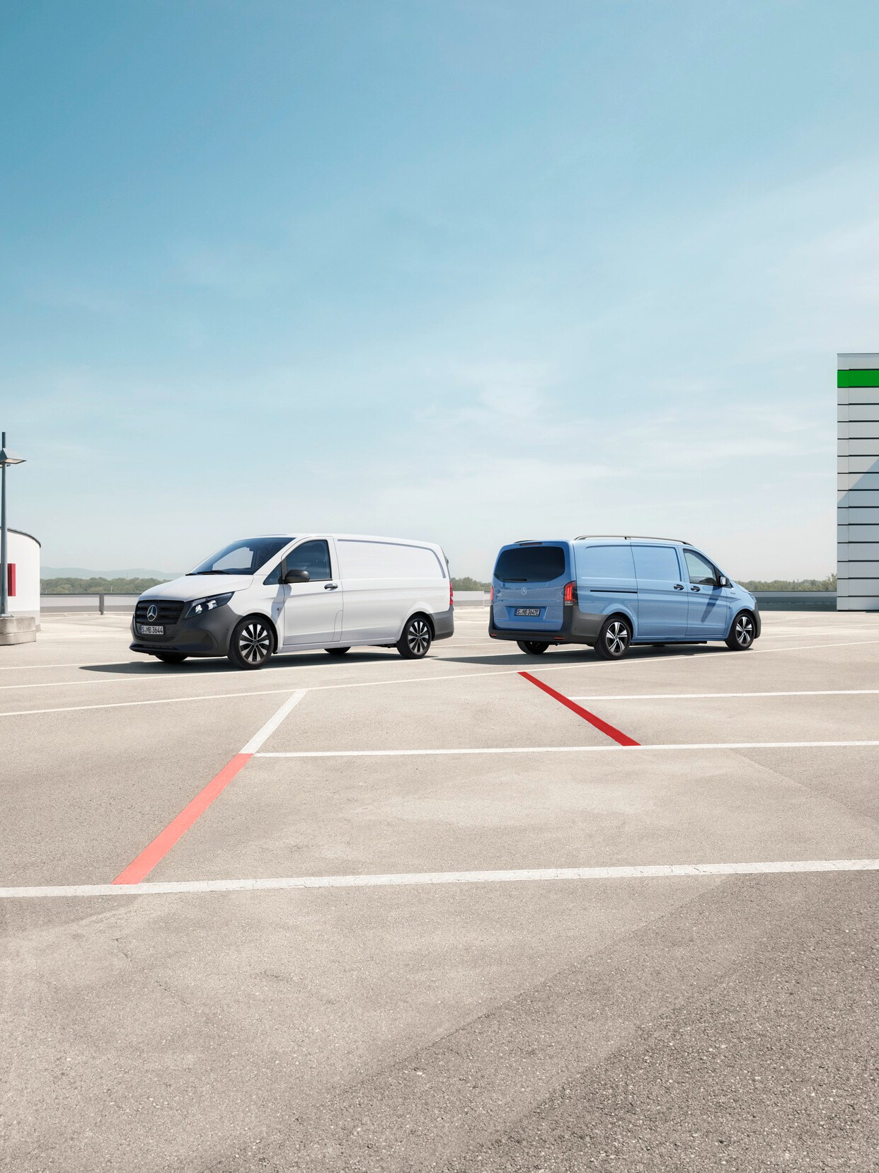 eVito Tourer och Vito Tourer står på en parkeringsplats