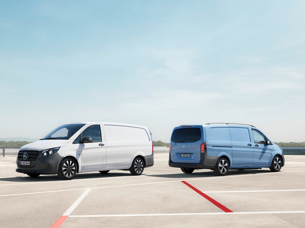 Vito skåpbil och eVito skåpbil på en parkeringsplats.