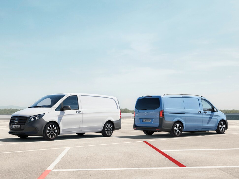 Vito skåpbil och eVito skåpbil på en parkeringsplats.