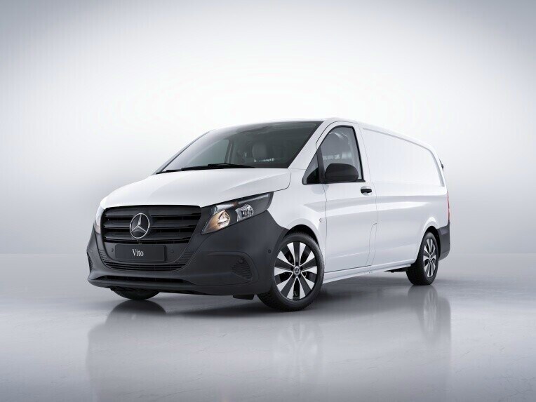 Vit Mercedes-Benz Vito Skåpbil sedd snett från sidan
