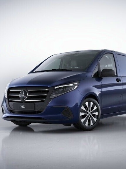 Mörkblå Vito Skåpbil från Mercedes-Benz sedd snett framifrån