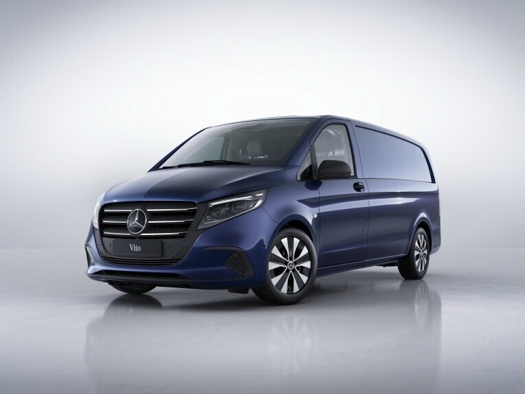 Vito Skåpbil | Mercedes-Benz Transportbilar Mörkblå Vito Skåpbil från Mercedes-Benz sedd snett framifrån
