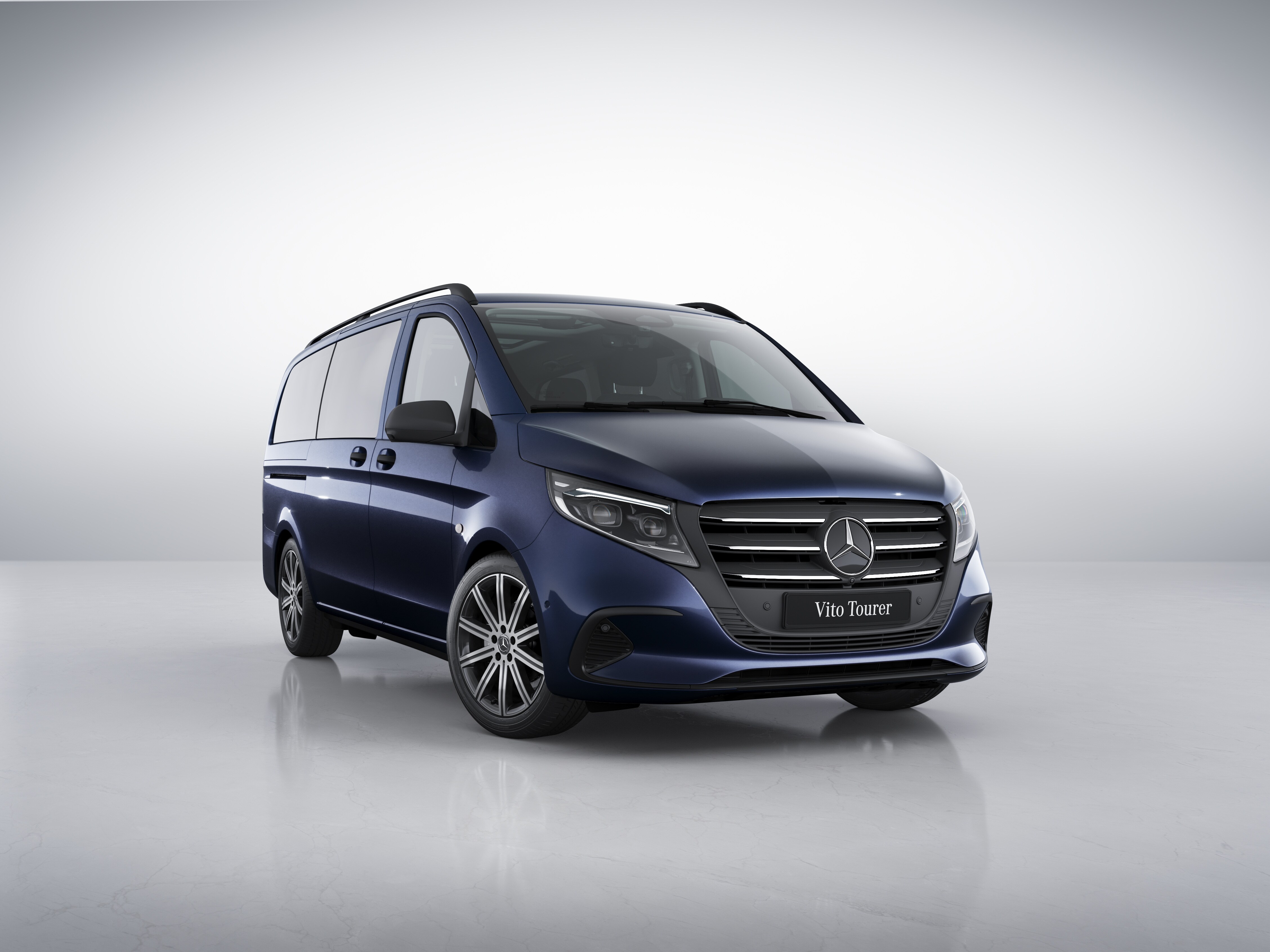 Mörkblå Mercedes-Benz Vito Sportchassi sedd snett framifrån