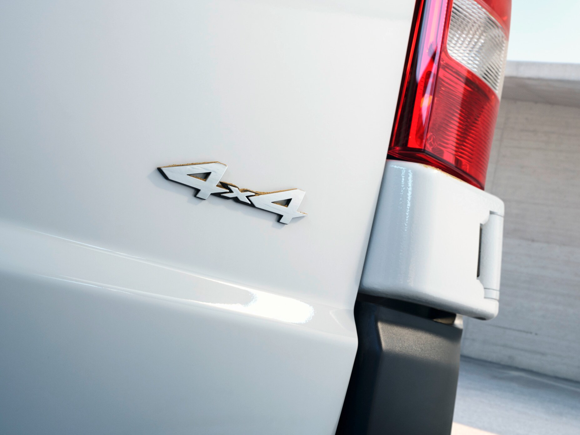 Bakpartiet på Vito skåpbil med 4x4-emblem.