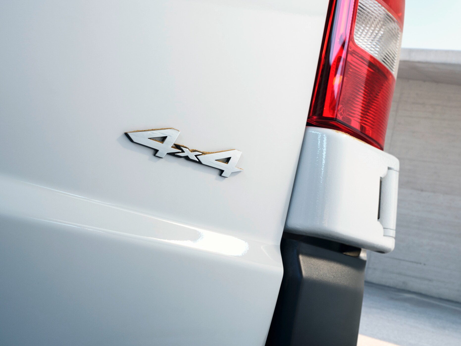 Bakpartiet på Vito skåpbil med 4x4-emblem.