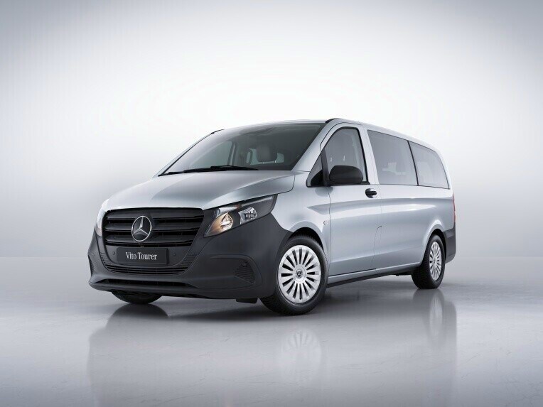 Silverfärgad Mercedes-Benz Vito Grundchassi Plus sedd snett framifrån